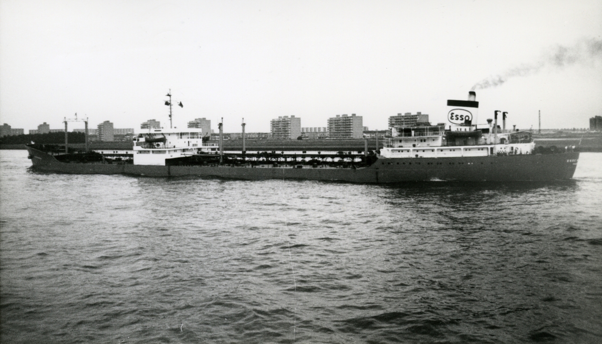 Ägare:/1956-75/: Esso Tankschiff Reederei G.m.b.H. Hemort: Hamburg.