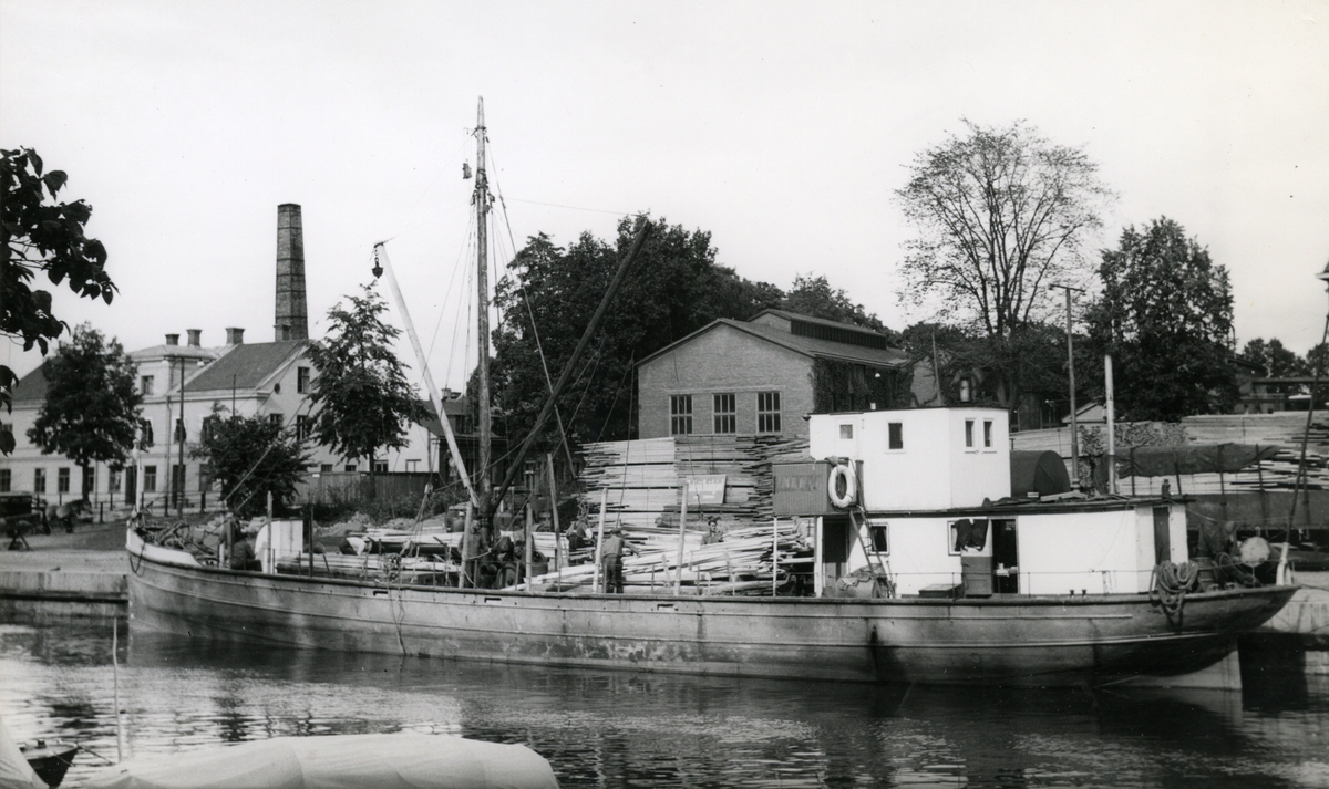 Ägare:/1959-62/: ett partrederi, Huvudredare: Helmfrid Öström. Hemort: Mariehamn.
