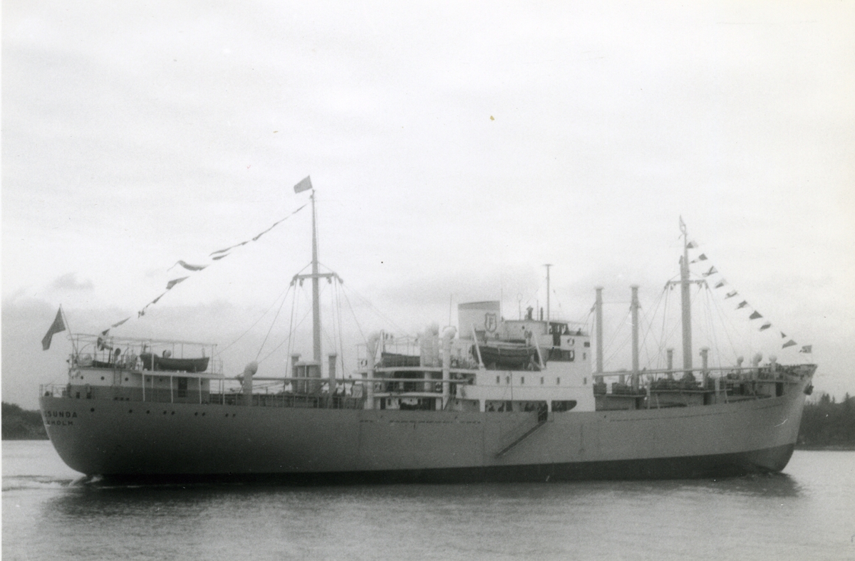 Ägare:/1950-70/: Rederi AB Fredrika. Hemort: Stockholm.