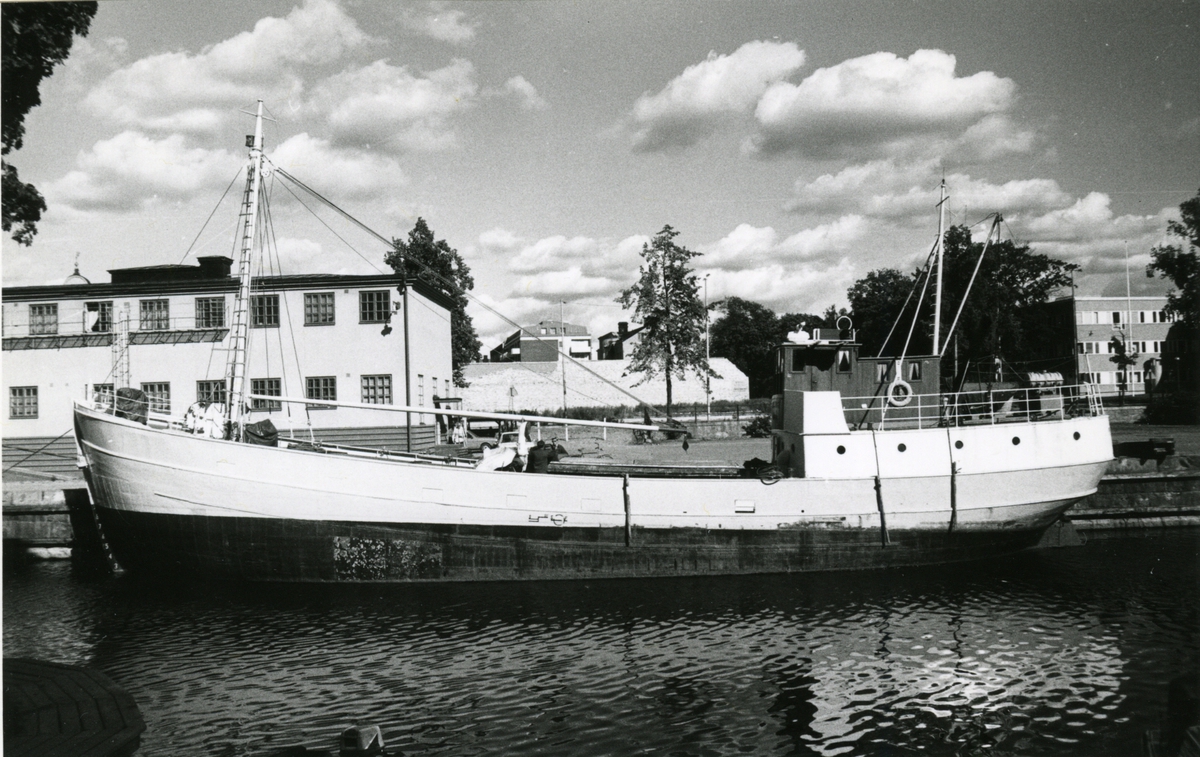 Ägare:/1966-76/: Nils G. Andersson. Hemort: Lidköping. :/1976-82/: ett partrederi, Huvudredare: Hans G.E. Karlsson. Hemort: Sjötorp.