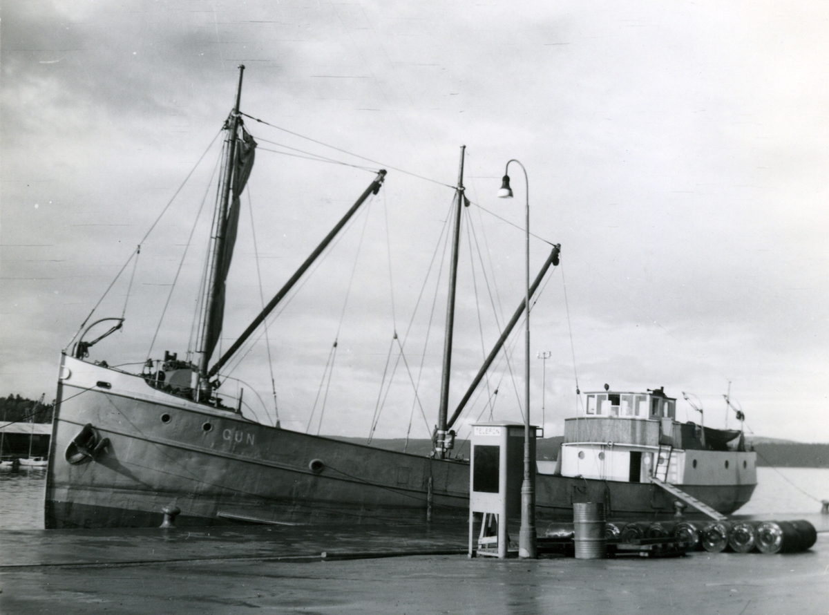 Ägare:/1952-53/: ett partrederi, Huvudredare: J.L. Johansson. Hemort: Mariehamn.
