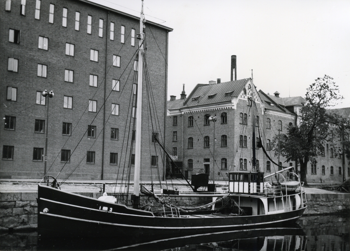 Ägare:/1953-61/: ett partrederi, Huvudredare: Margit Blomqvist. Hemort: Hovenäset. :/1965-81/: C.V. Christensen. Hemort: Örnsköldsvik.