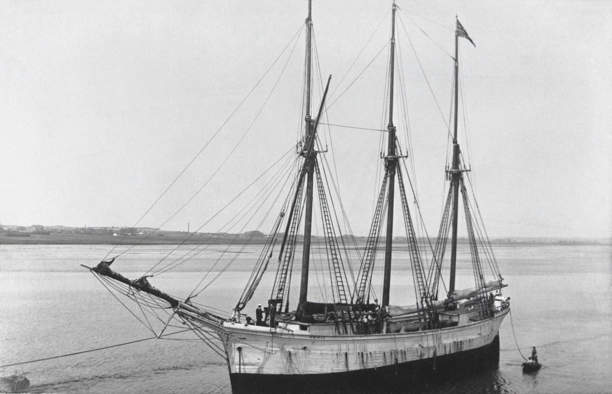 [från fotobeskrivningen:] "Den 3-mastade skonaren SWIKS av Mariehamn (Vårdö)" "Från foto tillhörande Pauline Eriksson, Åland" "Uppg. från Den ålänska sjöfartens historia av G.Kåhre." [sic]
[under Förvärv från/Förmedlare:] "Eriksson, Pauline Åland, Lemland, Knutsboda 1970"