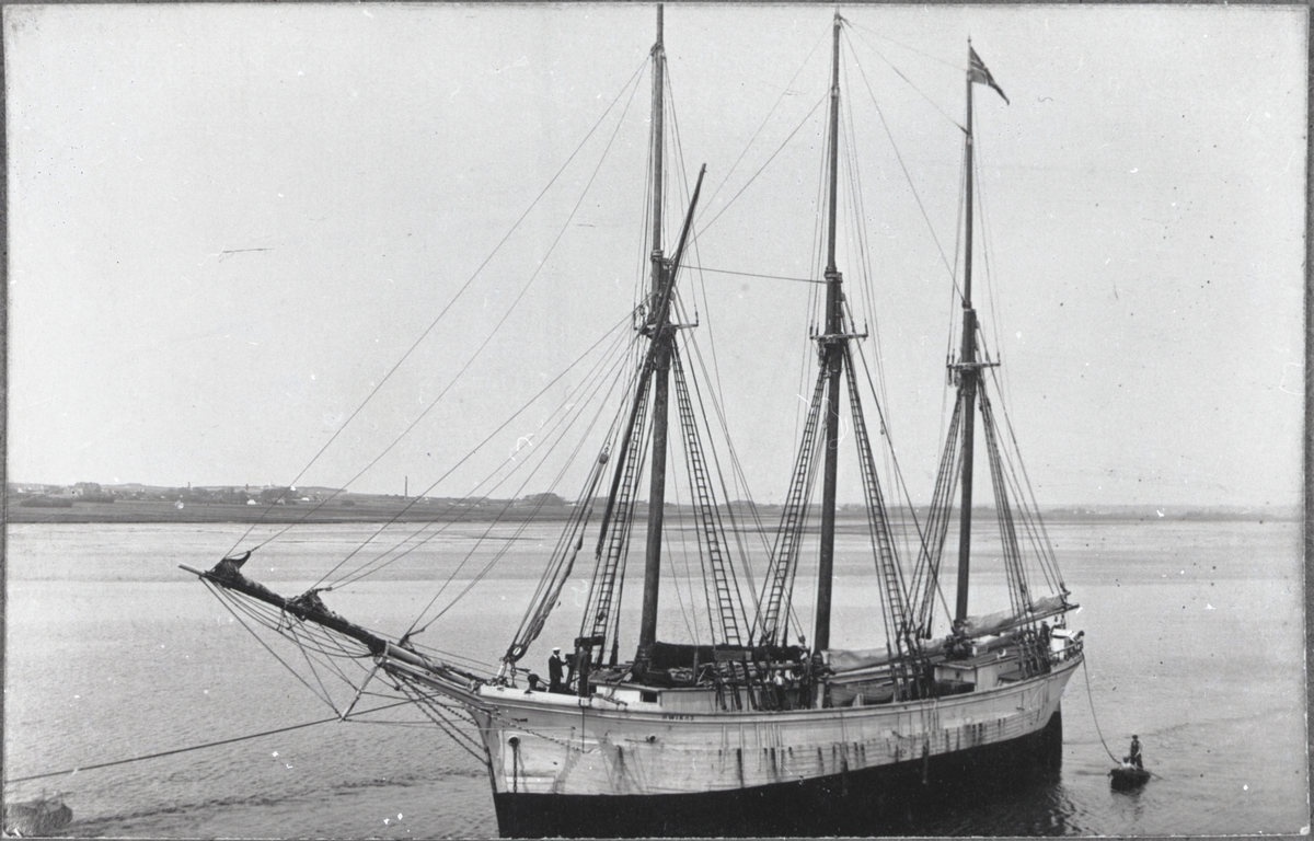 [från fotobeskrivningen:] "Den 3-mastade skonaren SWIKS av Mariehamn (Vårdö)" "Från foto tillhörande Pauline Eriksson, Åland" "Uppg. från Den ålänska sjöfartens historia av G.Kåhre." [sic]
[under Förvärv från/Förmedlare:] "Eriksson, Pauline Åland, Lemland, Knutsboda 1970"