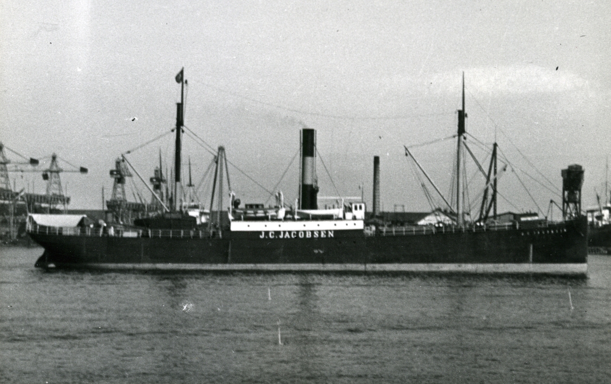 Ägare:/1890-1947/: Det Forenede Dampskibs-Selskab A/S. Hemort: Köbenhavn.