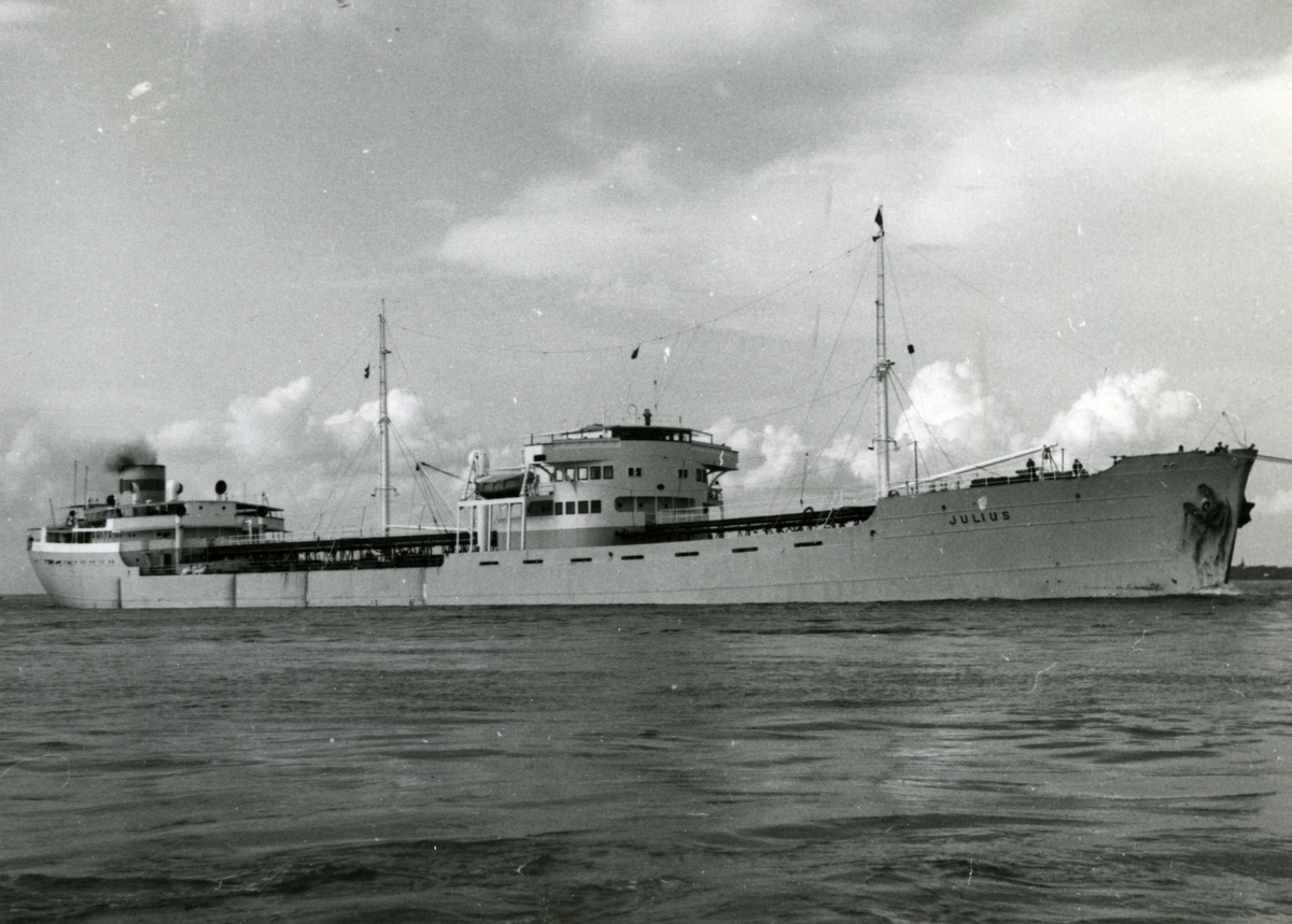 Ägare:/1942-61/: Rederi AB Kungsoil. Hemort: Kungsbacka.