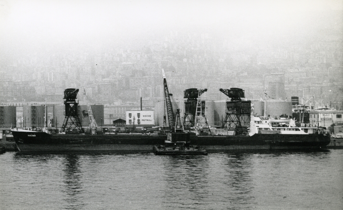 Ägare:/1959-71/: S.S.S.R. - Caspian Shipping Co. Hemort: Baku.