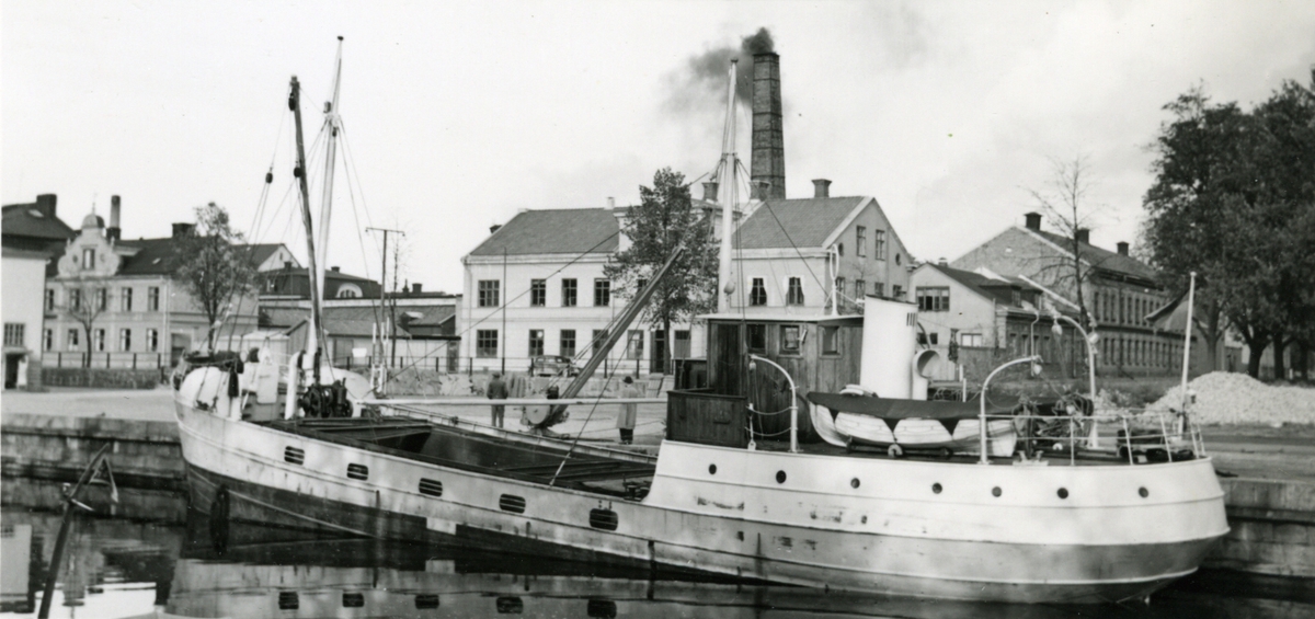 Ägare:/1953-57/: ett partrederi, Huvudredare: H.T.R. Anhage. Hemort: Hönön.