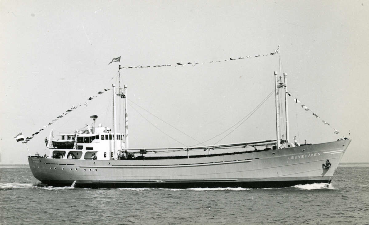 Ägare:/1955-72/: N.V. Gebroeders van UdenÂ´s Scheepvaart- & Agentuur-Mij. Hemort: Rotterdam.