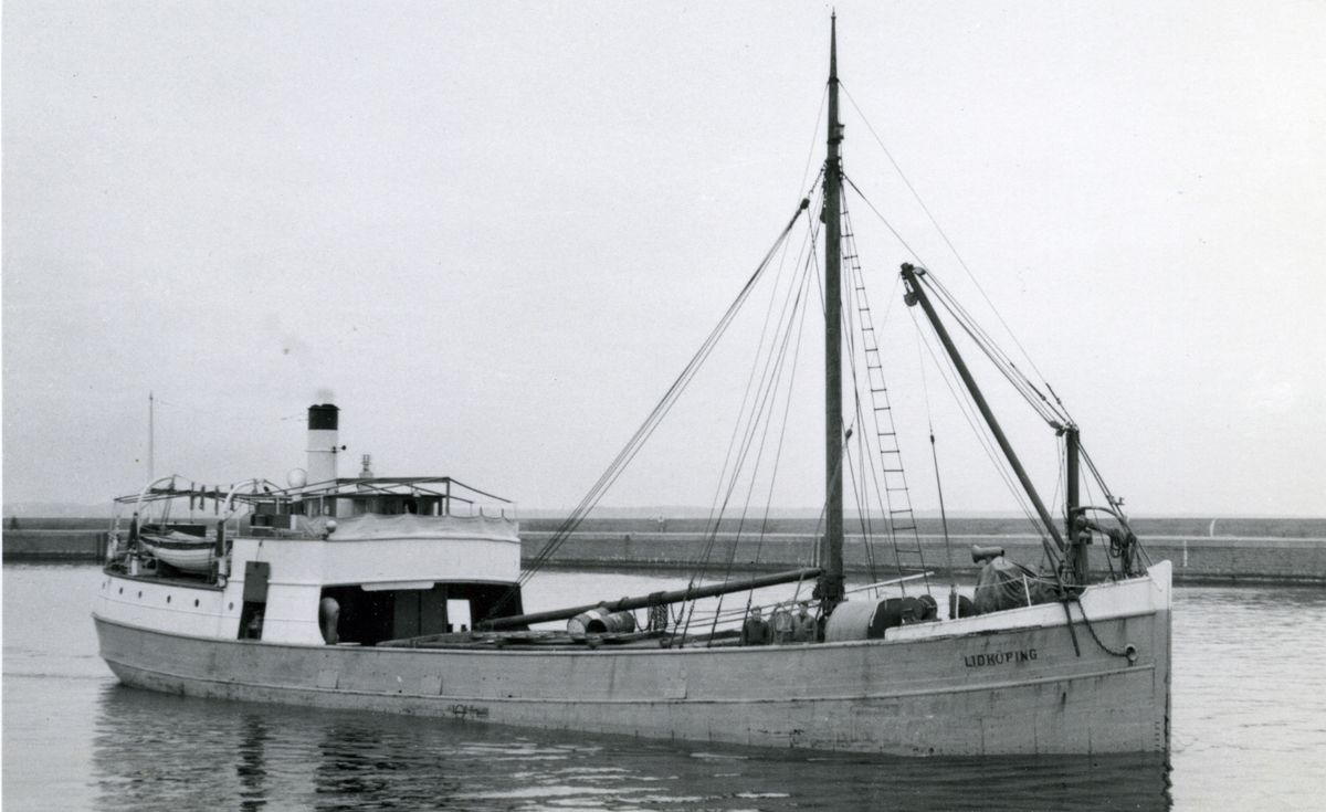 Ägare:/1938-48/: ett partrederi, Huvudredare: Helge Källsson. Hemort: Lidköping.