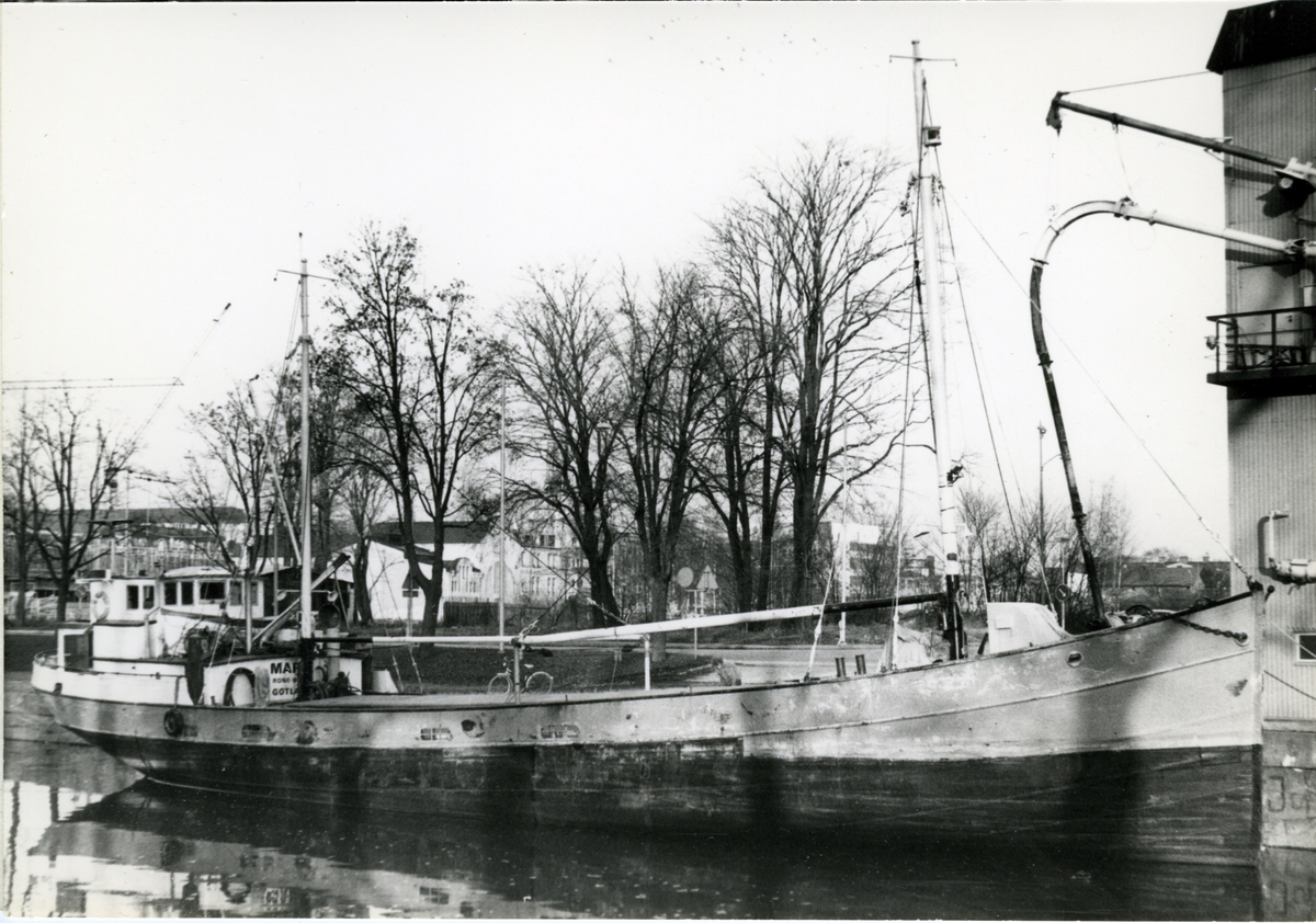 Ägare:/1974-75/: ett partrederi, Huvudredare: Else-Marie Hartzell. Hemort: Ronehamn.