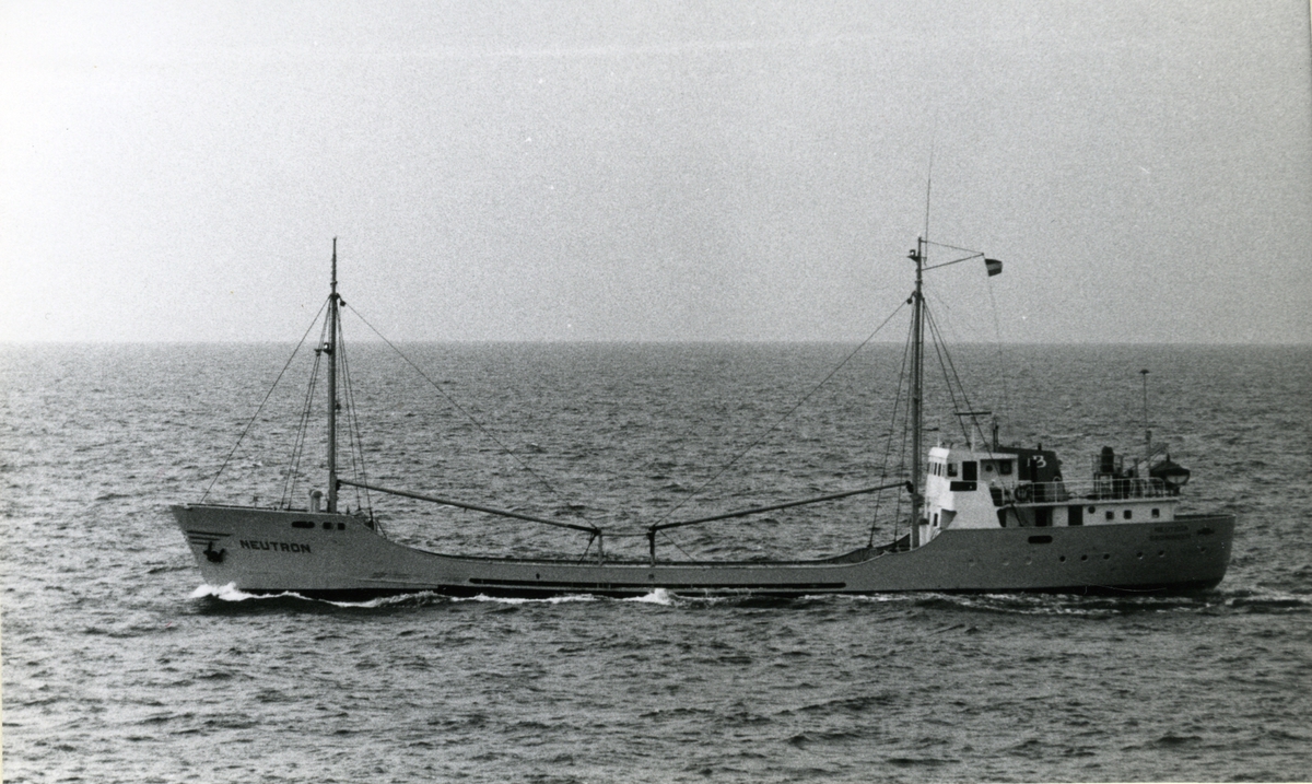 Ägare:/1966-81/: Rederij Neutron. Hemort: Groningen.