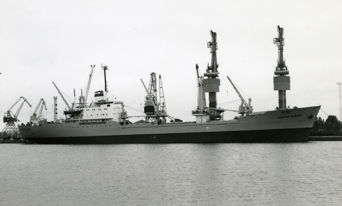 Ägare:/1972-  /: S.S.S.R. - Baltic Shipping Co. Hemort: Leningrad.