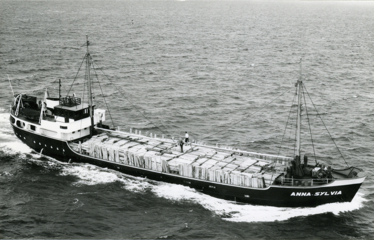 Ägare:/1951-56/: N.V. Scheepvaart Mij. Bonaventura. Hemort: Amstedam.