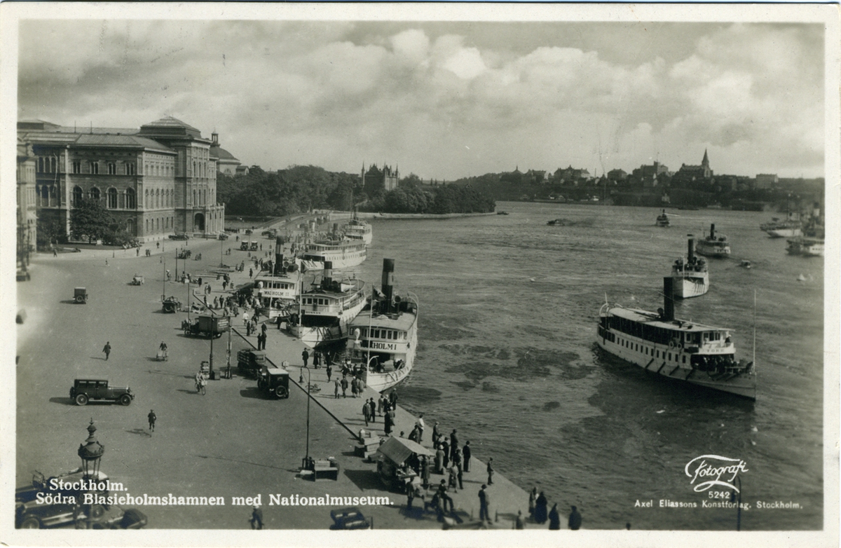Stockholm. Södra Blasieholmshamnen med Nationalmuseum. Fotografi. 5242 Axel Eliassons Konstförlag, Stockholm.