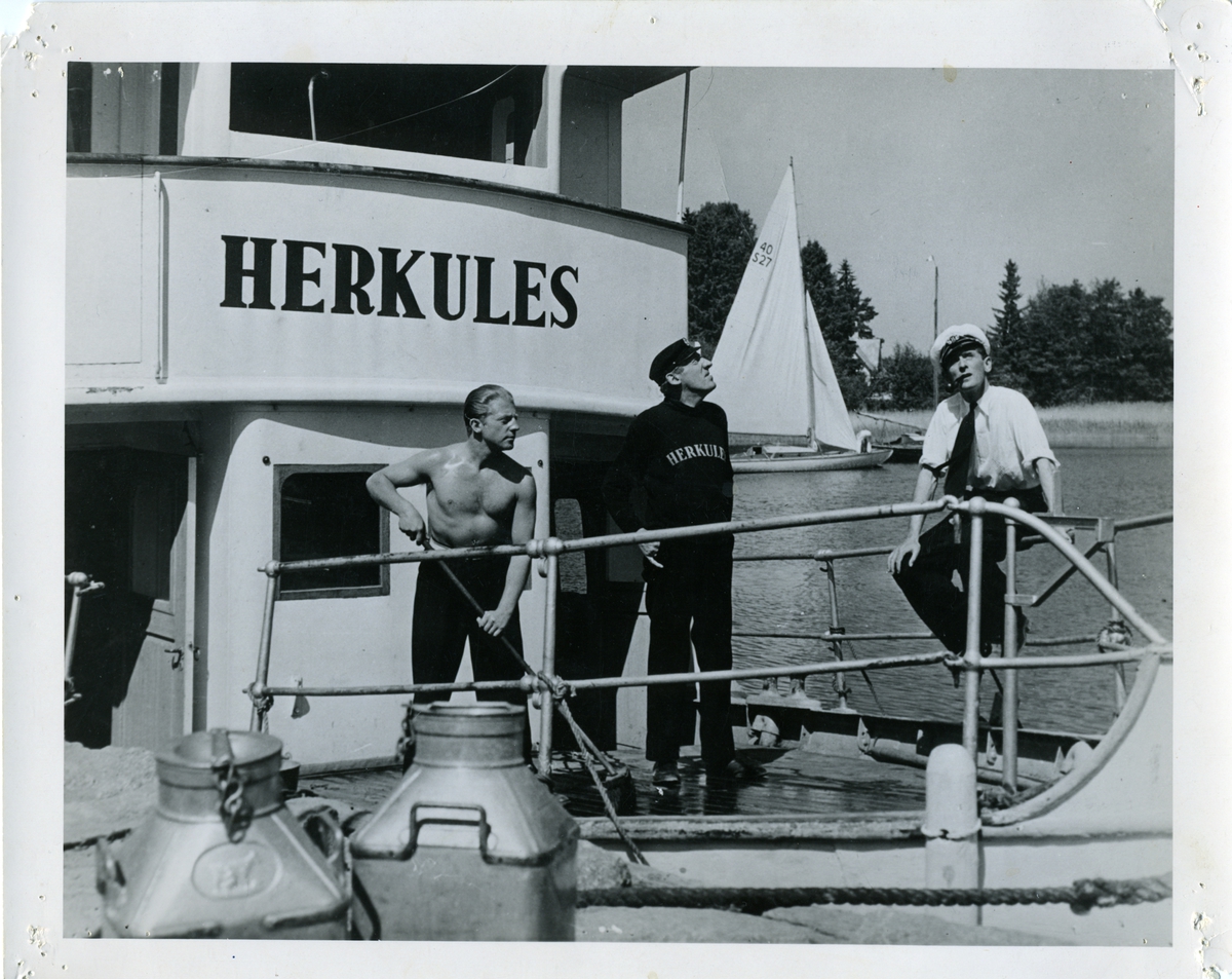 "Ur Sjöcharmörer", premiär oktober 1939 med skådespelarna Lasse Dahlquist, Rune Halvarsson och Emil Fjällström.