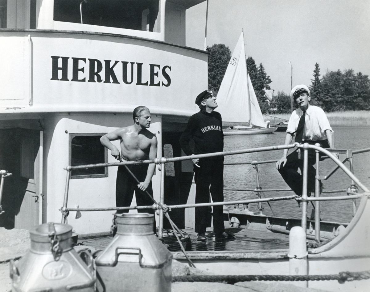 "Ur Sjöcharmörer", premiär oktober 1939 med skådespelarna Lasse Dahlquist, Rune Halvarsson och Emil Fjällström.