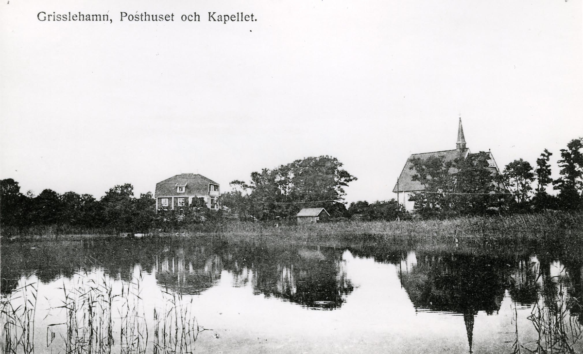 Grisslehamn. Posthuset och kapellet.