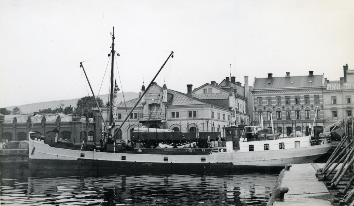 Ägare:/1929-73/: W.A. de Vries Gzn. Hemort: Zwartsluis.