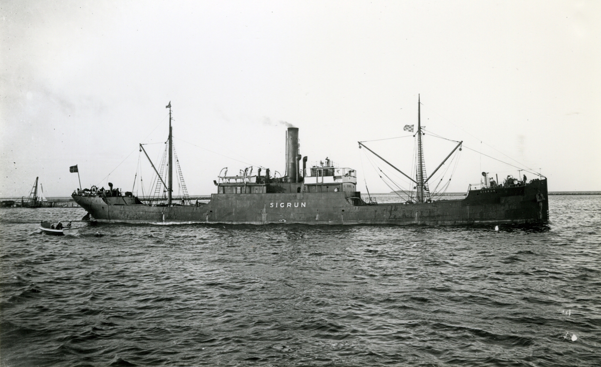 Ägare:/1932-40/: Det Forenede Dampskibs-Selskab A/S. Hemort: Middelfart.