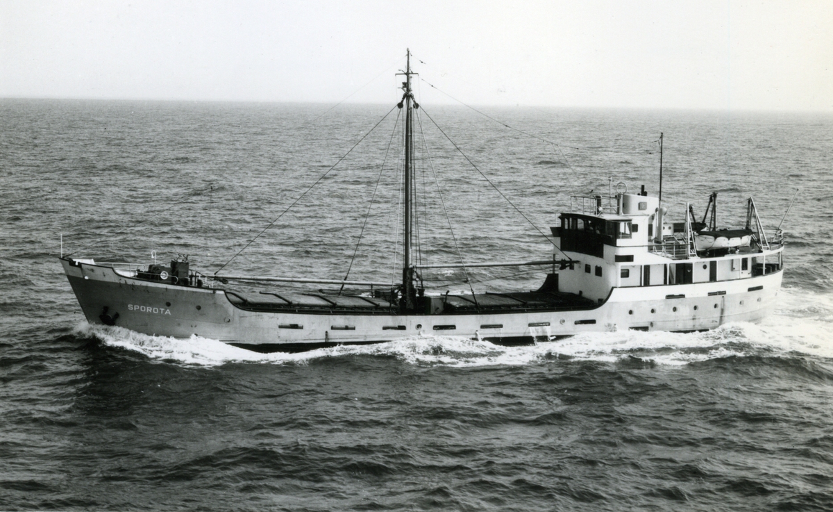 Ägare:/1951-55/: N.V. Spoorhout. Hemort: sÂ´Gravenhage.