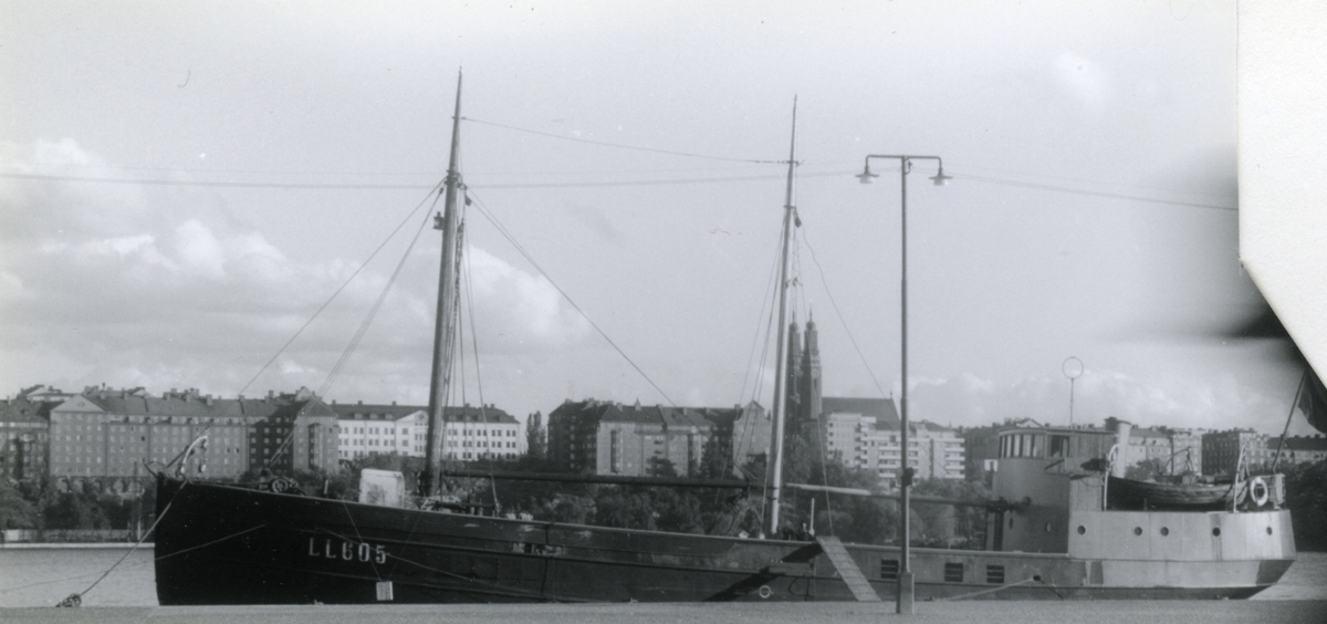 Ägare:/1947-53/: ett partrederi, Huvudredare: Paul Hansson. Hemort: Fisketången.