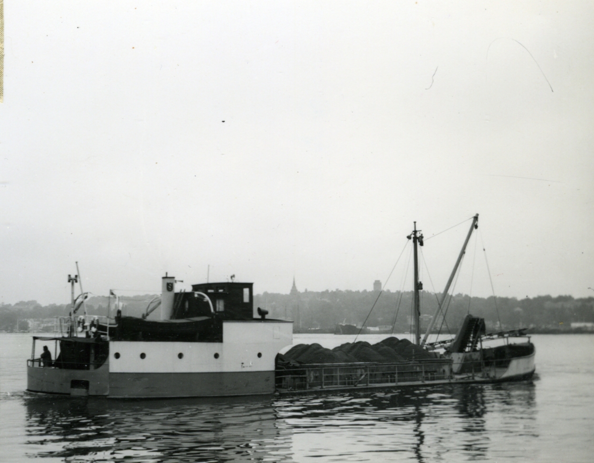 Ägare:/1944-53/: Underås Sandtag AB. Hemort: Ytterenhörna.