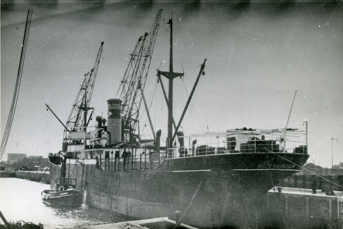 Ägare:/1917-40/: N.V. Houtvaart. Hemort: Rotterdam.