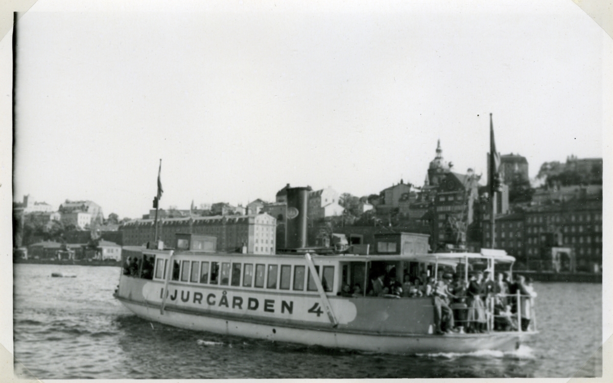 Fartyget färdas mot Räntmästartrappan på Skeppsbron.