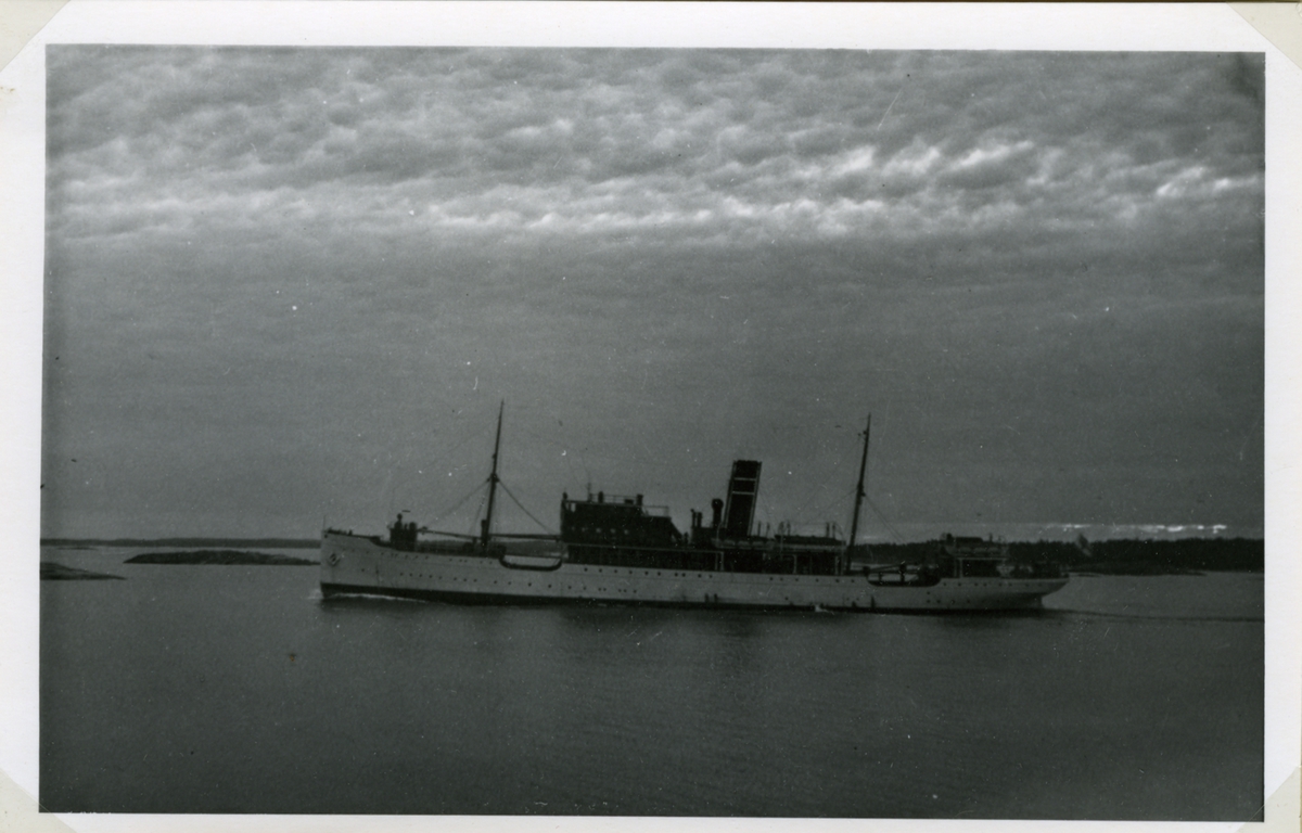 Fartyget passerar Skötkobben sydväst Sandhamn i juli 1946