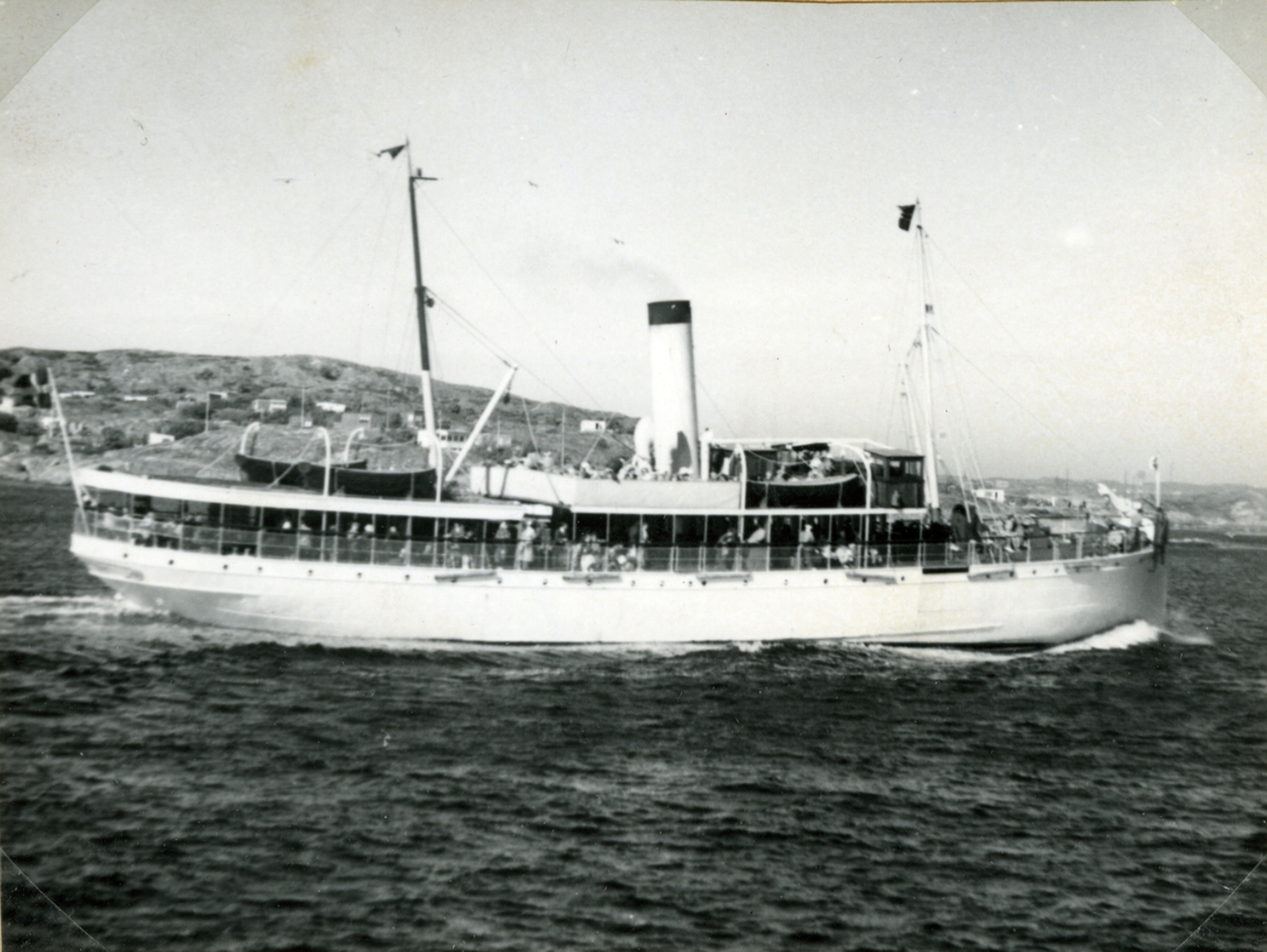 Fartyget passerar Hjuvik, juli 1949