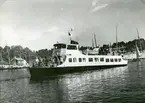 Fotodatum: juli 1955. Fartyget avgår från Sandhamn.
