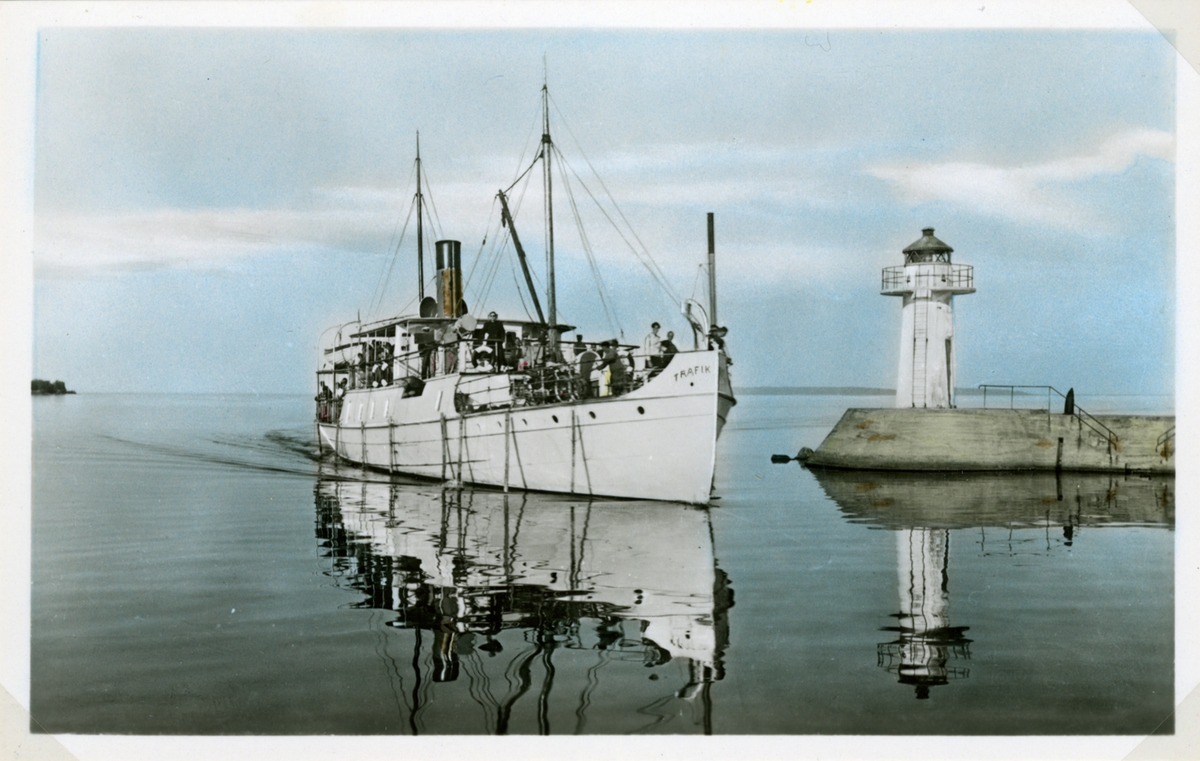 TRAFIK på ingående i Hjo hamn. Foto ca 1950.