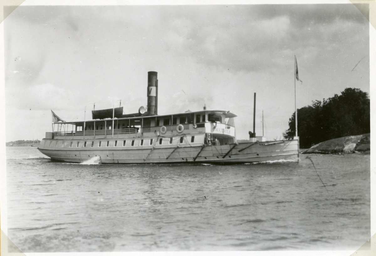 Ångf Waxholm på väg in i Granholmssundert, "Granholmshålet" på ingående till Stockholm, sommaren 1924.