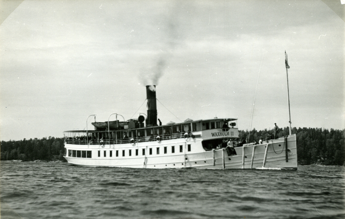 Foto i maj 1953. Fartyget skall angöra Elgö [Älgö] brygga snett emot Lerviks udde.