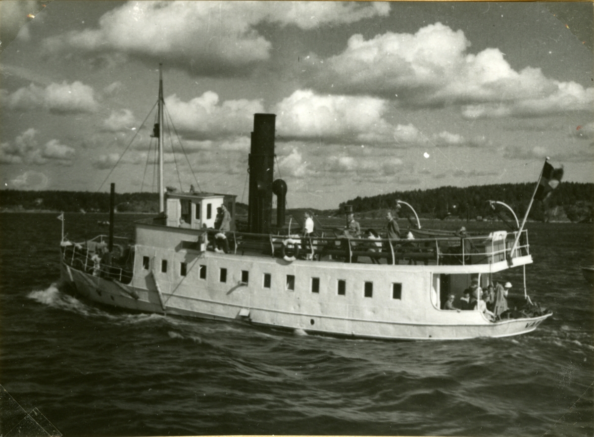 Fototillfälle: juni 1948. gFartuyget passerar Vaxholm (i bakgrunden Ramsösund)