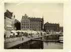 Munkbrotorget 1906. I förgrunden Petyersenska huset i vilket Aurora von Königstedt en gång i tiden lär ha haft sin bostad.