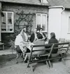 Damernas bord under kaffekalaset. 1, 2 och 4 fr.v. är Carl Erik Palmgrens, Henrik Gustafssons och Martin Gustafssons fruar.