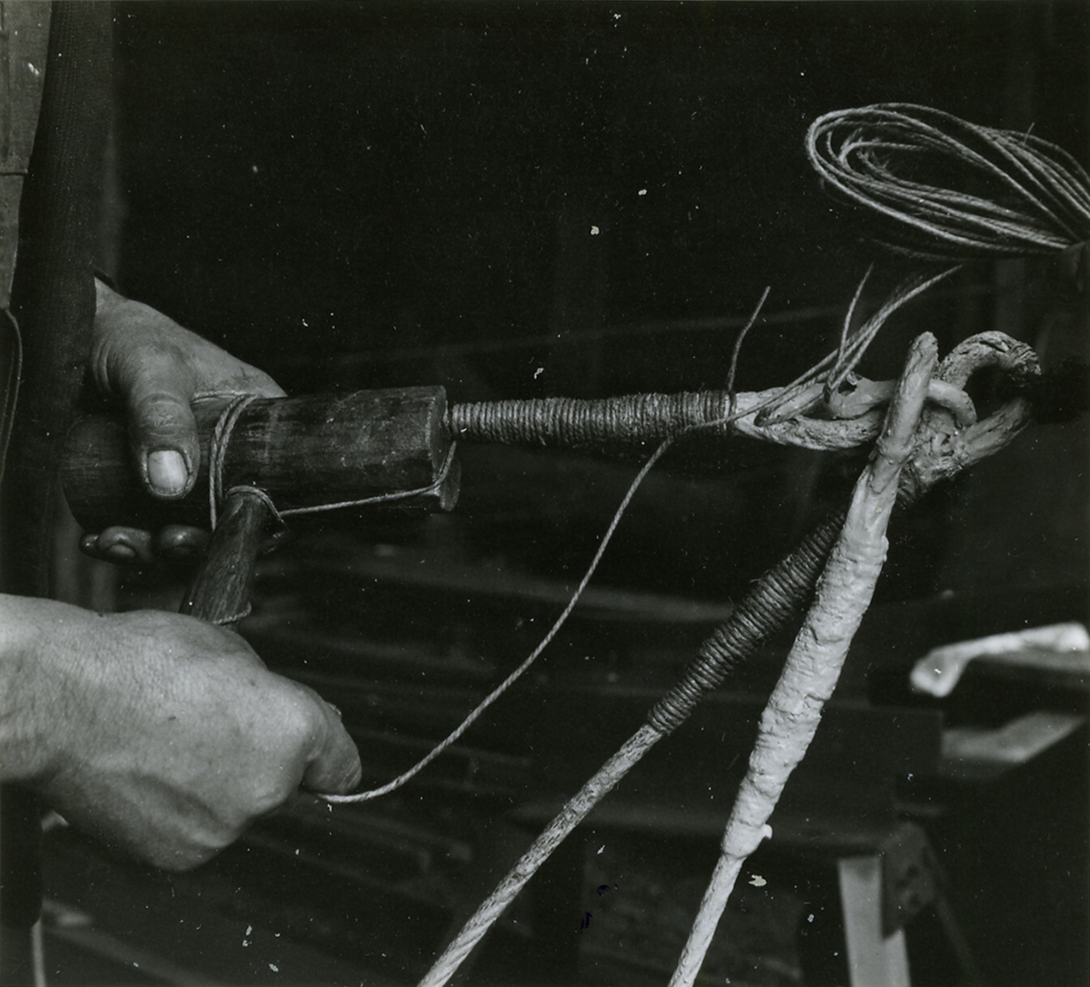 Mastboden
Friedrich Wilhelm Müller och Lars Göran Jönsson arbetar.
Tagling sättes på. Smärting över splitslingen på riggvajer kläs över med tjärad hampmarling med hjälp av klädkul, ty. Bekleidungskeule. Överbliven avfall av marling kallas på tyska schrimps.