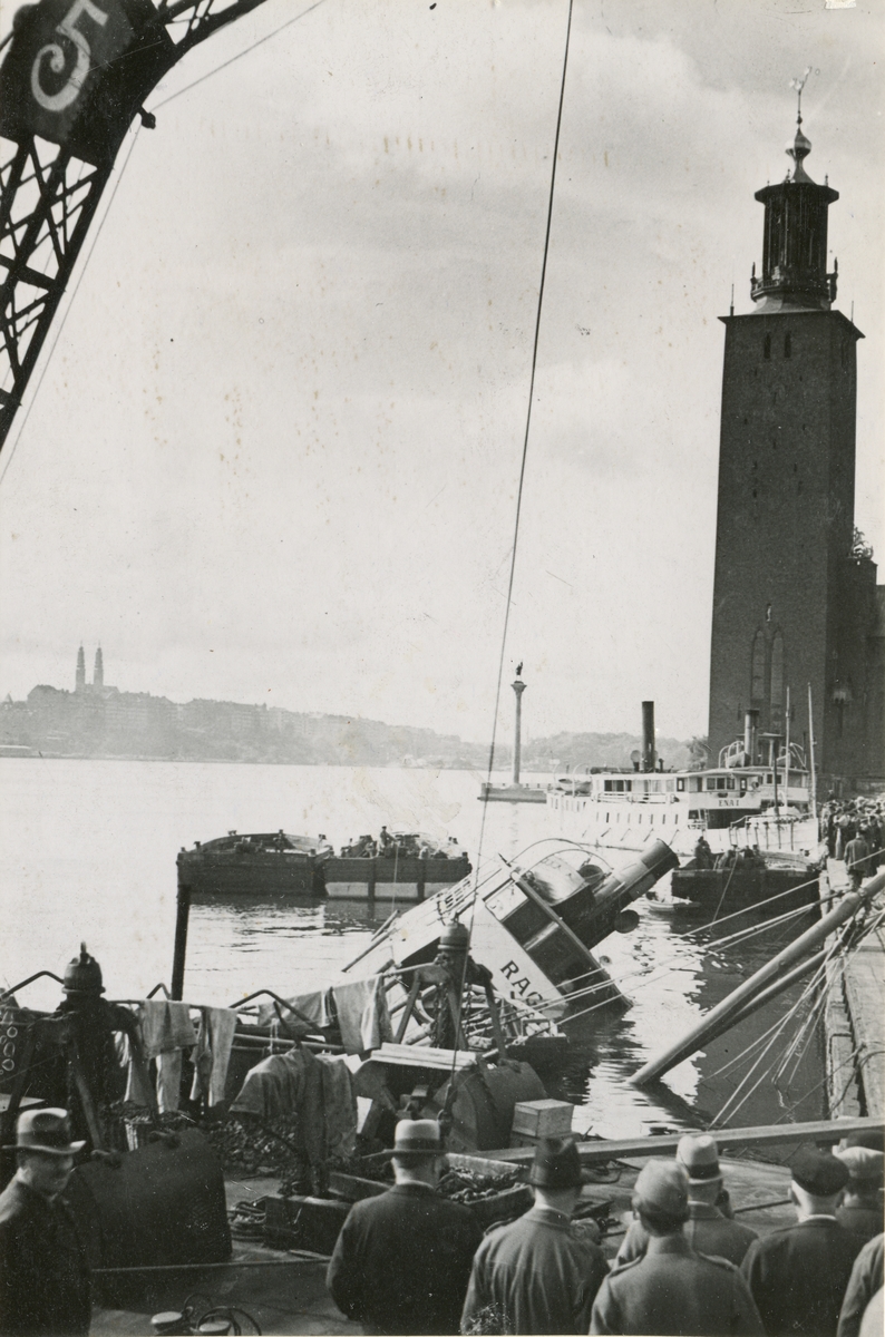 Kantrade den 14.10 1939 vid Klara astrand. Bärgades Transportbolaget. Foto den 26.9 då den tunga järnlasten lossades