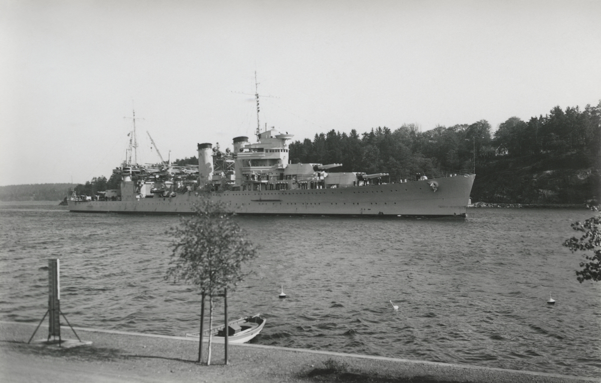 Den amerikanska tunga kryssaren NEW ORLEANS fotograferad i samband med besök i Stockholm i maj 1934.