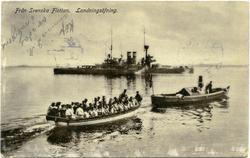 Landstigningsövning, en barkass med manskap bogseras av en å