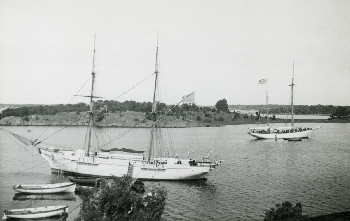 FALKEN och övriga segelfartyg tillhörande Svenska Seglarskolan.