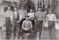 [från Fotobeskrivningen:] "Besättningsbild ombord skonertske