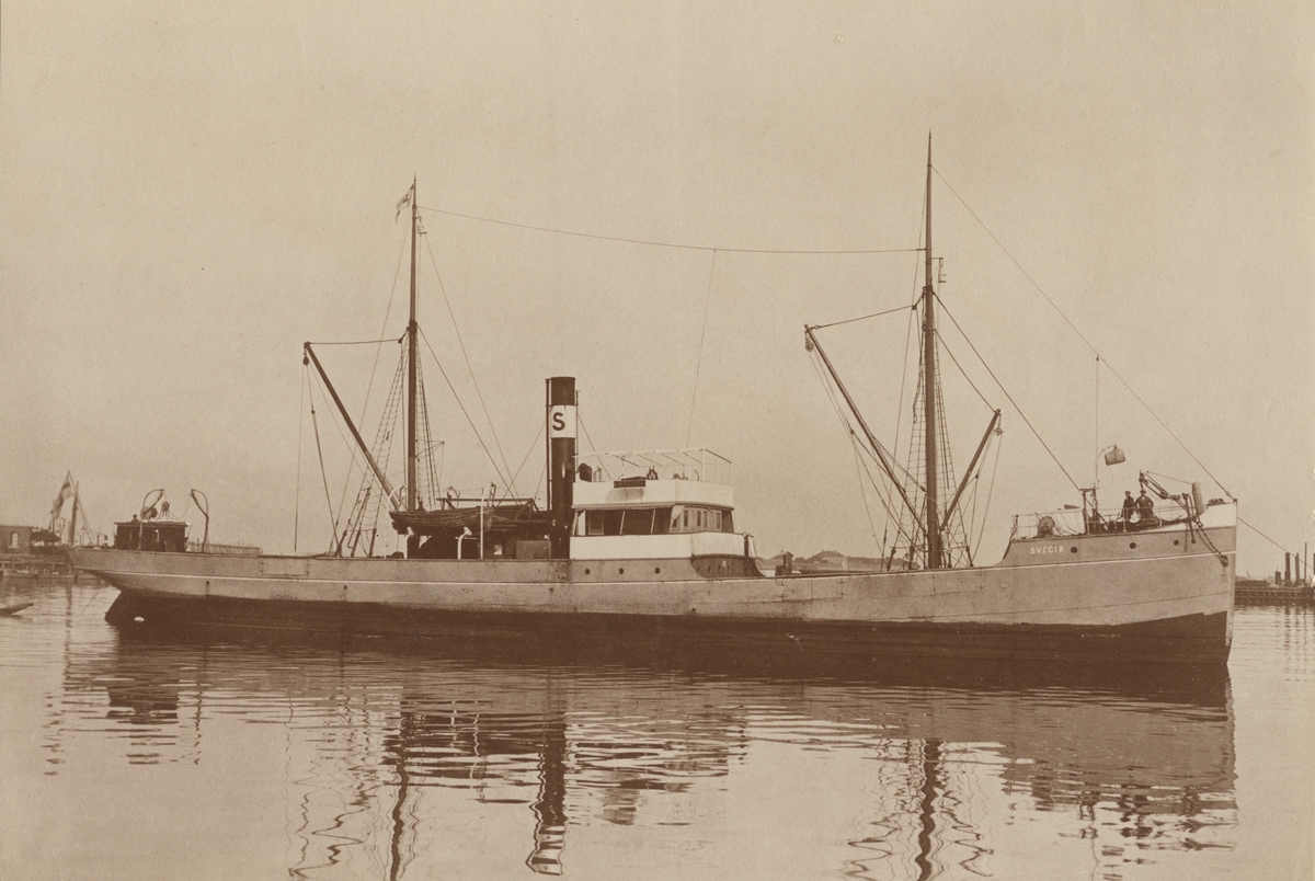 [från fotobeskrivningen:] "S/S SVECIA byggd i Paisley år 1884. Införd i Sveriges Skeppslista år 1915 under Nr. 401 och Stockholms Rederiaktiebolag Sveas 20:e fartyg. 557,97 brutto och 371,20 nettoregisterton. Hette tidigare MUDIR. Förlist på Sveriges västkust den 28.2.1926."