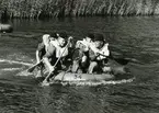 Från kustflottans fälttävling aug. 1960. Tävling i paddling - gummiflottar.