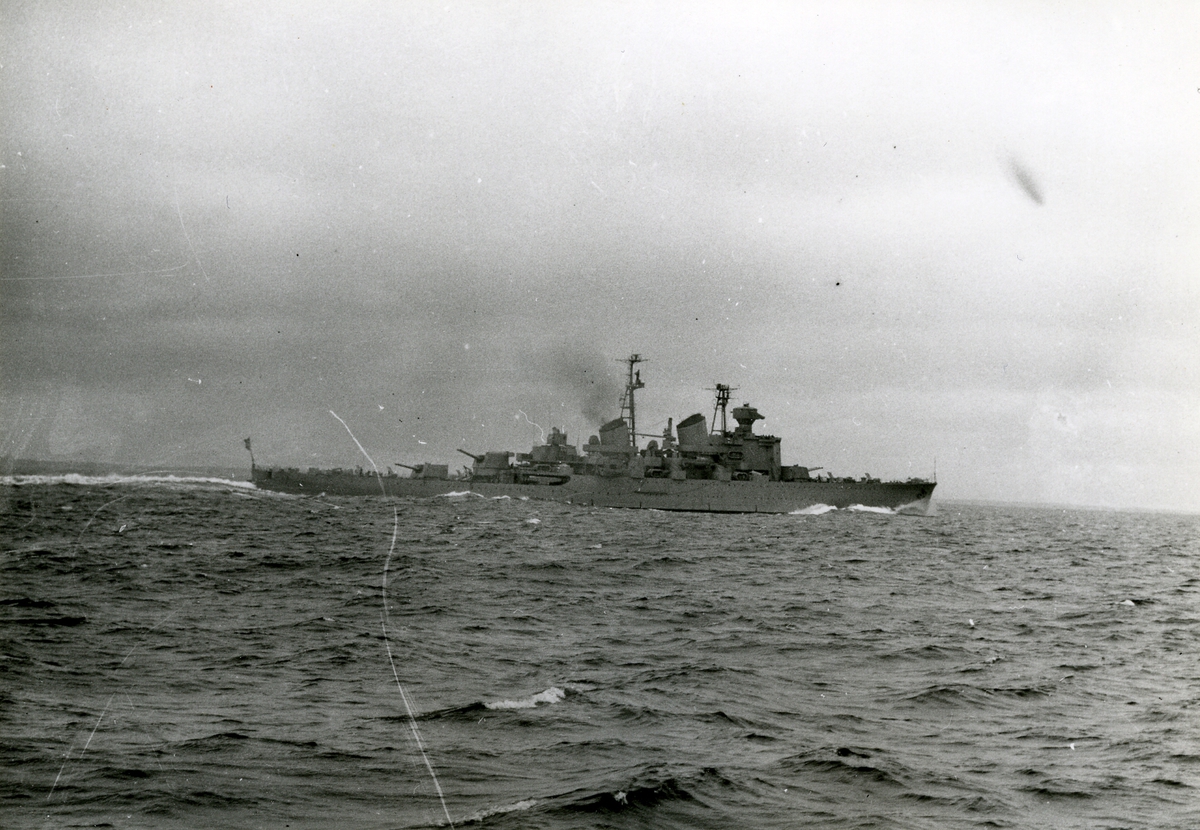 Kryssaren Göta Lejon utanför Nynäshamn 15.4 1951. Fart 30 knop.
