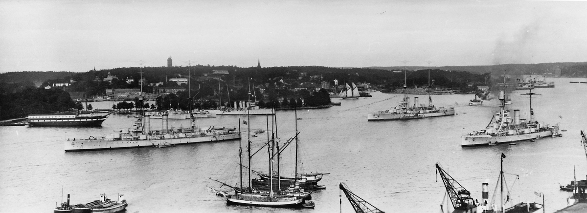 Stockholms hamn på 1920-talet. I förgrunden synes de tre pansarskeppen Drottning Victoria, Gustaf V och Sverige.
I bakgrunden logementsfartyget Vanadis m.fl örlogsfartyg.