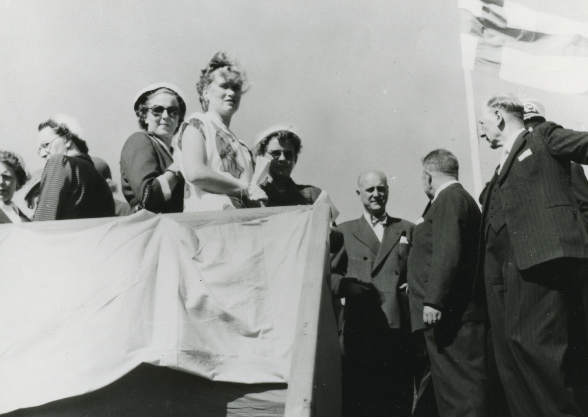 Oskarshamns varv. Fartygsdopet 1.7.1952. Gäster. På hedersläktaren.