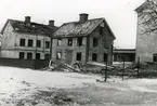 Oskarshamn. Kvarteret Gasellen. Gamla gården Nr. 1A (nu Nr. 3) vid Lilla Köpmangatan. Rivet februari 1959.